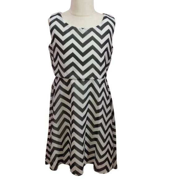 SALE Black & White Chevron Sleeveless Dress By Pinky  Size 8 - Picture 1 of 6